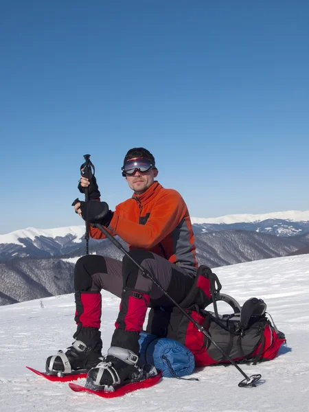 The man in snowshoes in the mountains. — Stock Photo, Image