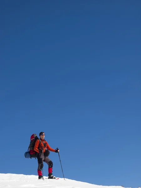 L'uomo con le ciaspole in montagna . — Foto Stock