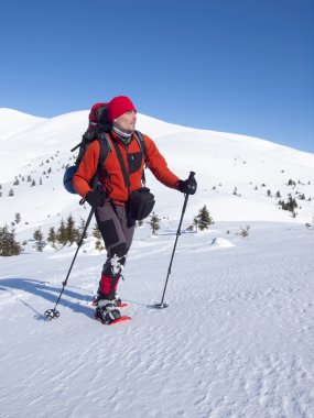 Dağlarda kar ayakkabıları erkekte.