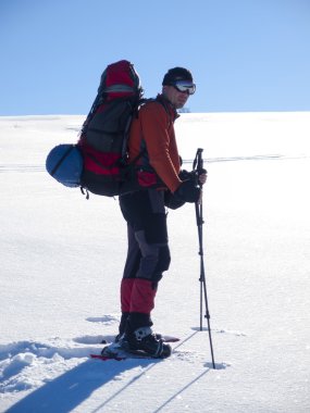 Dağlarda kar ayakkabıları erkekte.