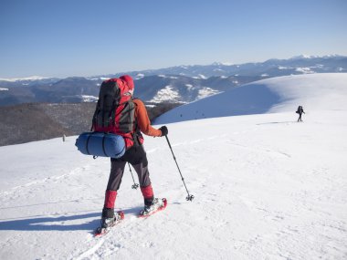 Dağlarda kar ayakkabıları erkeklerde git.