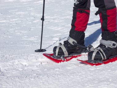 Kar ayakkabılarını ayaklarda.