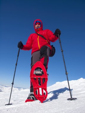 Dağlarda kar ayakkabıları erkekte.