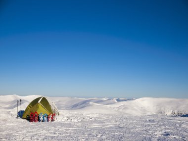 Kar ayakkabılarını ve kar dağlarda çadır.