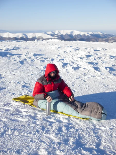 Ein Mann sitzt im Schlafsack. — Stockfoto