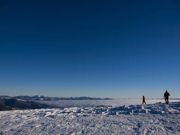 Férfiak a hegyekben, télen. — Stock Fotó