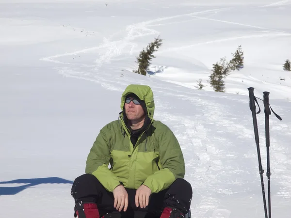 The man is in the mountains in winter. — Stock Photo, Image