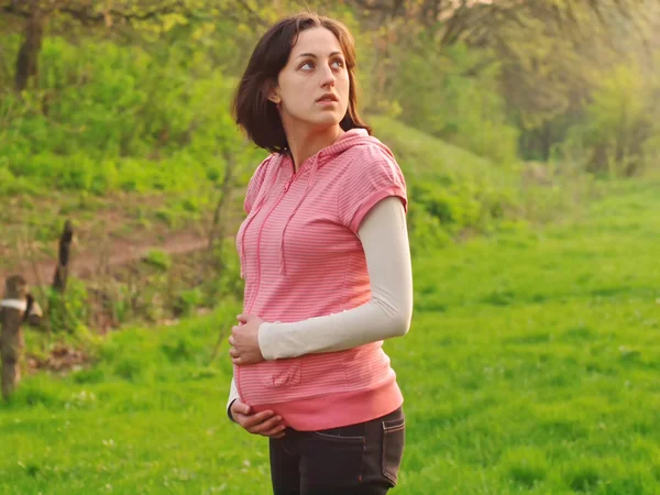 Una giovane donna incinta in una foresta . — Foto Stock