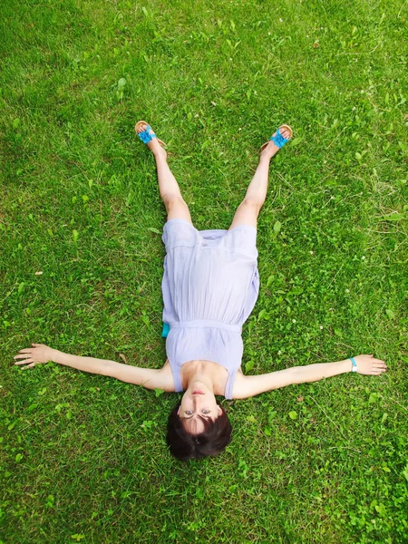 La femme enceinte couchée sur l'herbe . — Photo