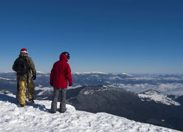 Snowboardosok, a hegyekben. — Stock Fotó