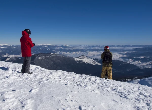 Snowboarder está diante da descida da montanha . — Fotografia de Stock
