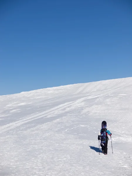 Snowboardzista w górach. — Zdjęcie stockowe