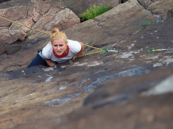 Ragazza arrampicata su una scogliera . — Foto Stock