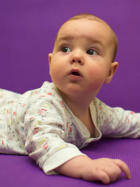 紫色の背景に幼児. — ストック写真
