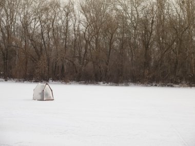 Buz üzerinde çadır.