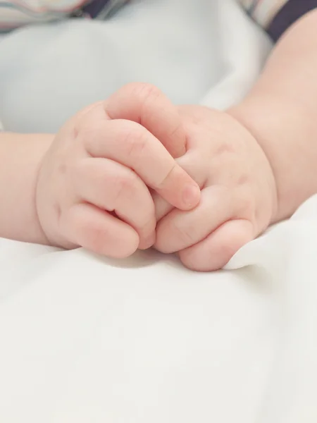 Manos de un niño pequeño . —  Fotos de Stock