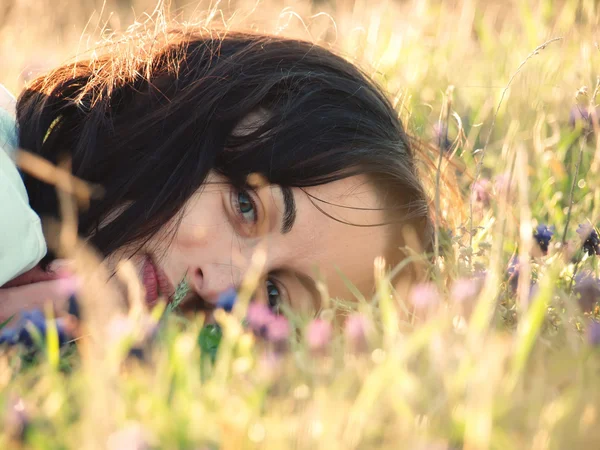 Girl in a field of flowers. — Stock Photo, Image