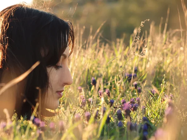 Girl in a field of flowers. — Stock Photo, Image