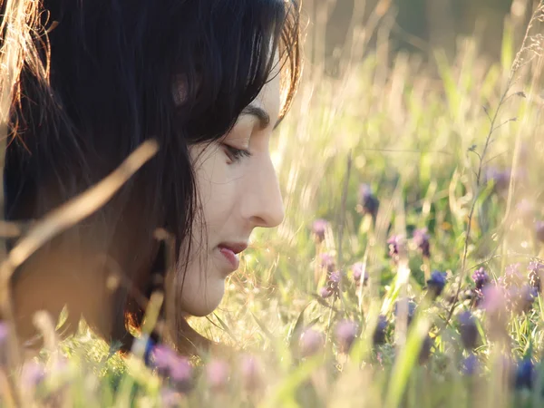 Girl in a field of flowers. — Stock Photo, Image