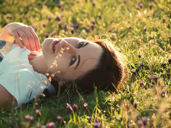 Girl in a field of flowers. — Stock Photo, Image