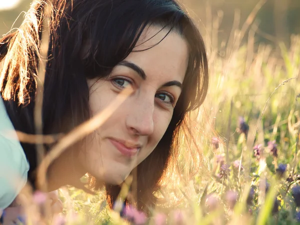 Girl in a field of flowers. — Stock Photo, Image