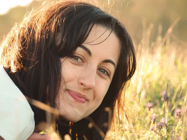 Chica en un campo de flores. — Foto de Stock