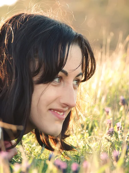 Mädchen in einem Blumenfeld. — Stockfoto