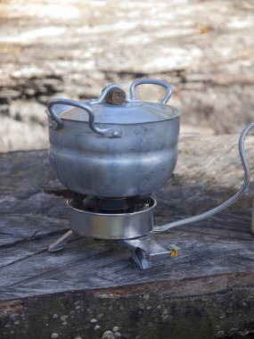 Tencere bir gaz brülör üzerinde.