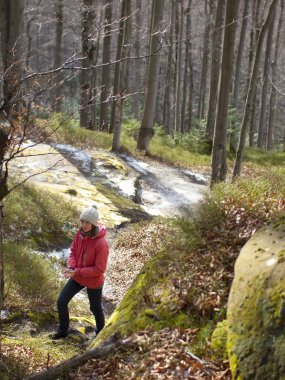 Ormanda yürüyen kız.