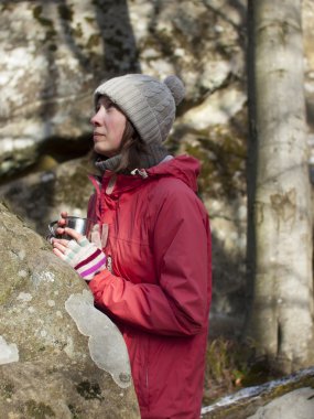 Kupa kızla taş standları.