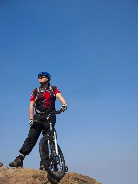 L'homme sur le vélo . — Photo