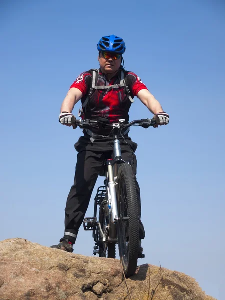 Un homme fait du vélo . — Photo