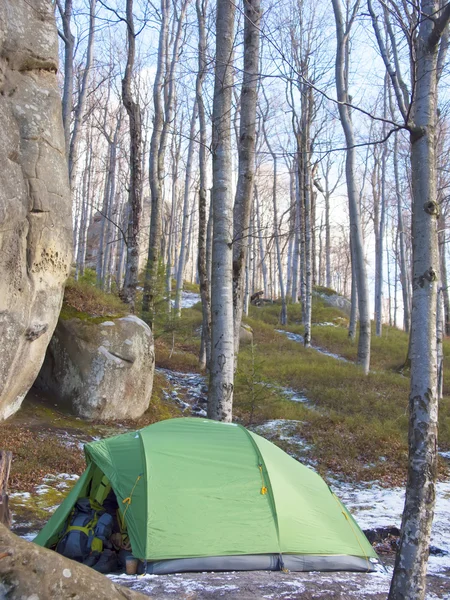 Tent onder rotsen. — Stockfoto