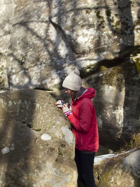 Kupa kızla taş standları.