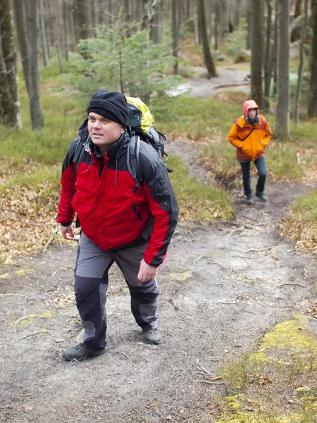Bir erkek ve bir kadın yukarı.