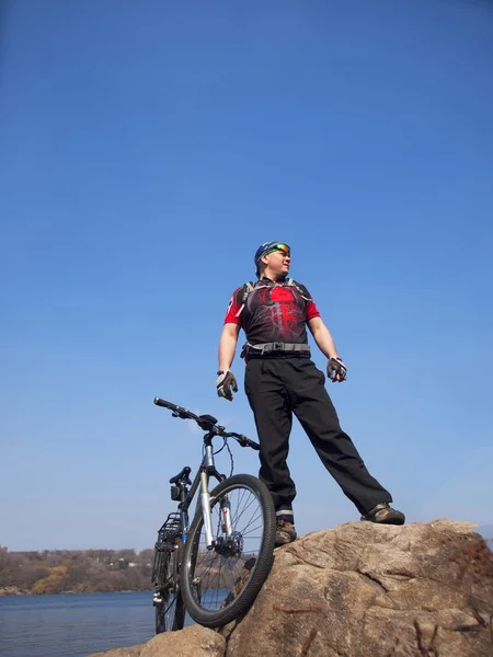 L'homme sur le vélo . — Photo