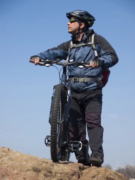 Der Mann auf dem Fahrrad. — Stockfoto