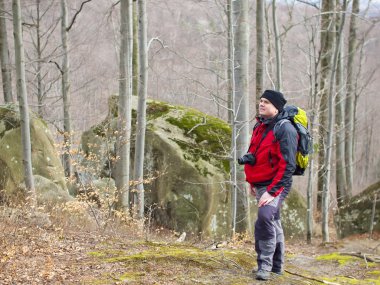 Bir ormandaki kamera konumu olan adam.