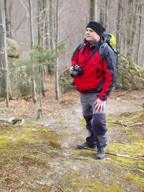 Bir ormandaki kamera konumu olan adam.