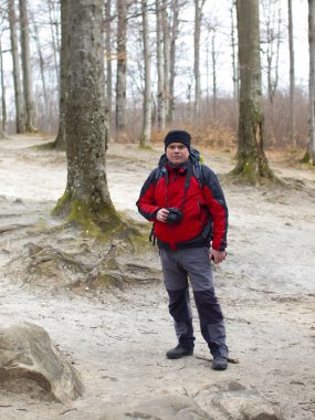 Bir ormandaki kamera konumu olan adam.