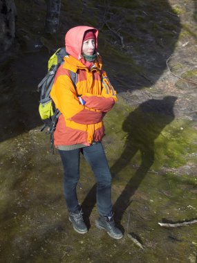 Kız ormanın ortasında ayakta.