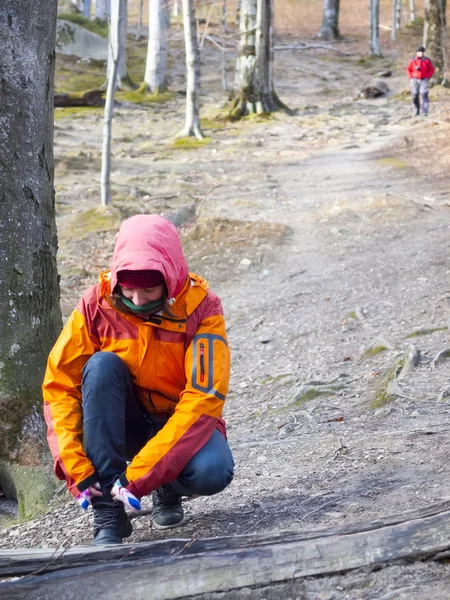 Meisje gelijkmakende schoenveter. — Stockfoto