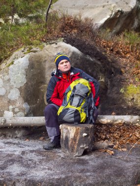 Ormanda oturan adam.