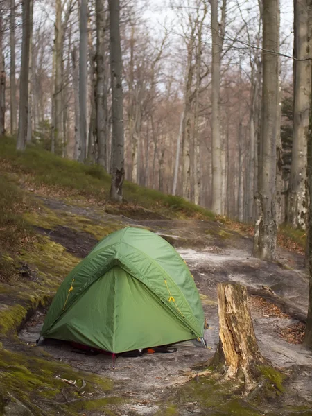 Zelt unter Felsen. — Stockfoto