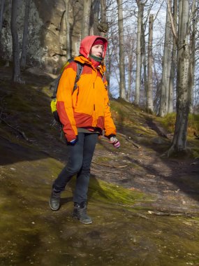 Kız ormanın ortasında ayakta.