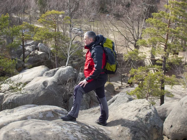 Een man staat op een berg en kijken in de verte. — Stockfoto