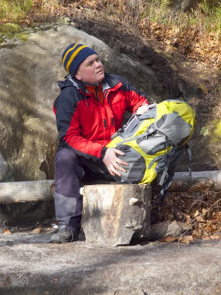 Man vilar i skogen. — Stockfoto