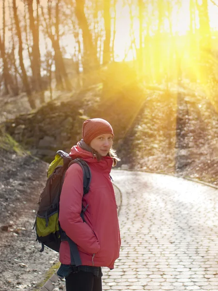 Girl with backpack walking in the Park. — Stock Photo, Image