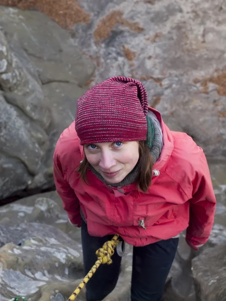 Girl climbing up a cliff. — Stock Photo, Image