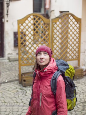 Bir sırt çantası ve bir harita ile kız.